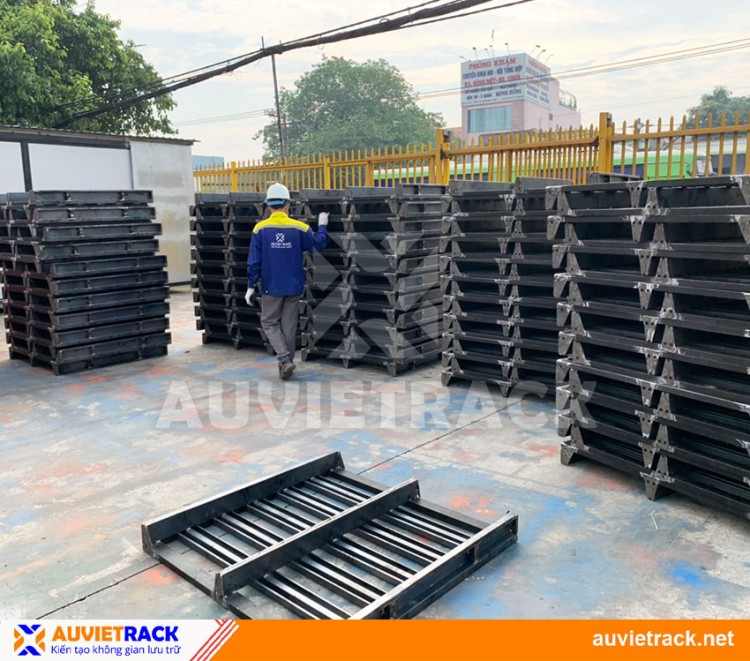 FLAT STEEL PALLET