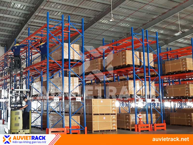 Selective racking for finished product storage in warehouses
