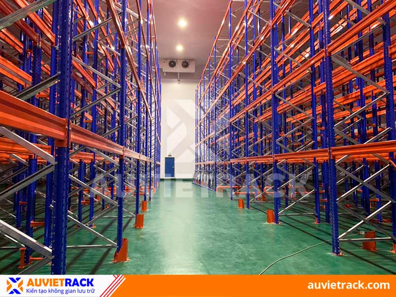 Double Deep racking in cold warehouse contain fresh agricultural food