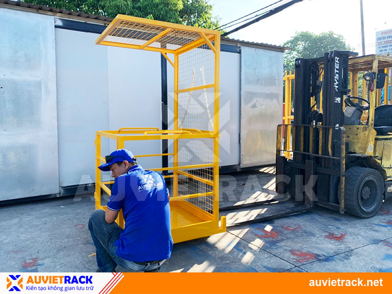 Fixed forklift safety cage with roof - Au Viet Rack