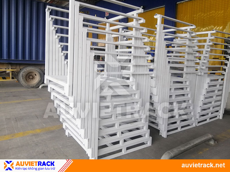 Nestable steel pallet for confectionery warehouse