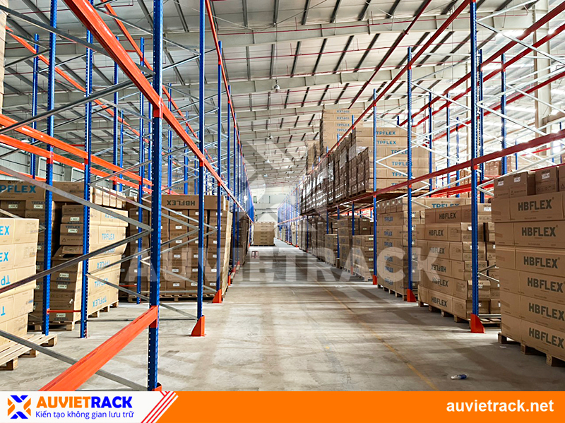 Selective racking system in warehouse