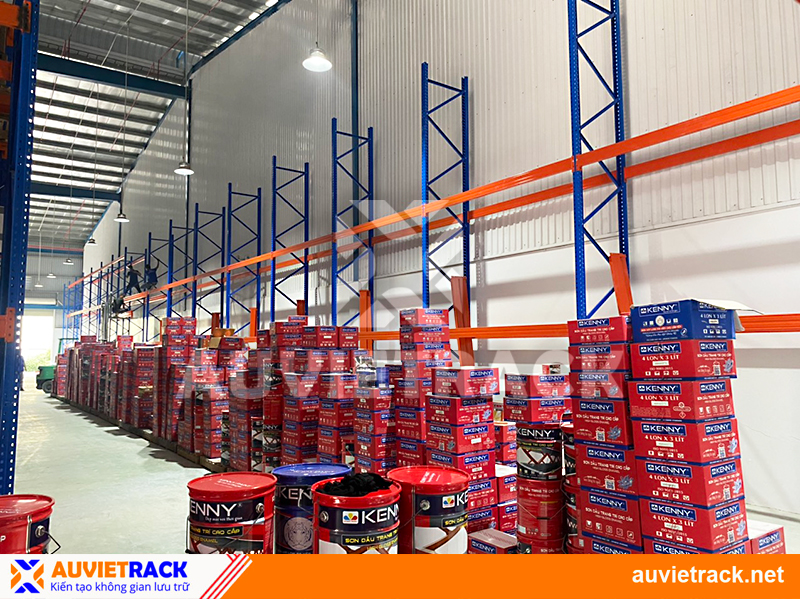 Selective racking for paint storage in warehouses
