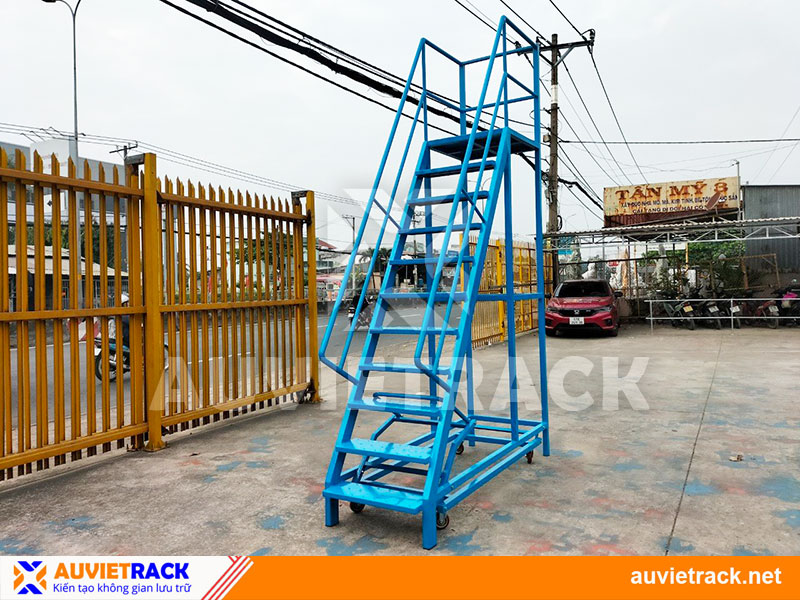 Industrial mobile ladder for electronic warehouse