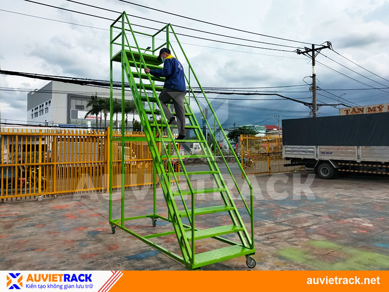 Industrial mobile ladder for packaging warehouse