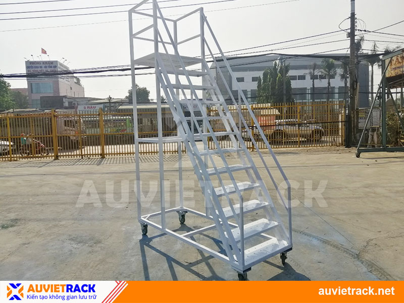 Industrial mobile ladder for supermarket warehouse