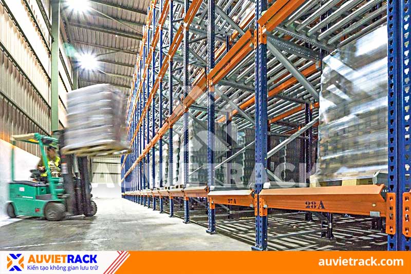 Operating Flow Racking for loading/unloading of goods