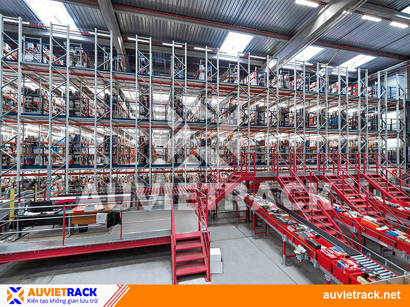 Mezzanine rack for storing goods with conveyor belt