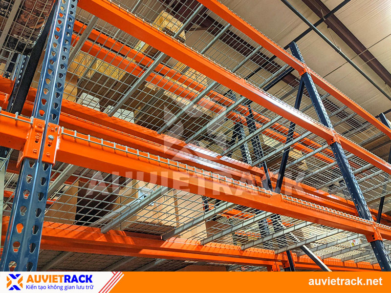 Selective mesh racking contains small and light goods