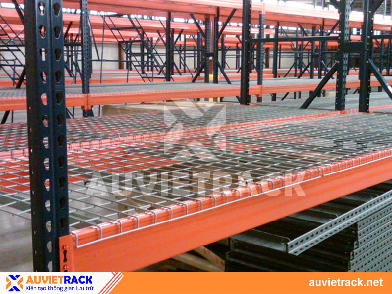 Selective racking lined with wire deck