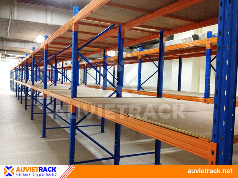 Selective racking with wooden deck