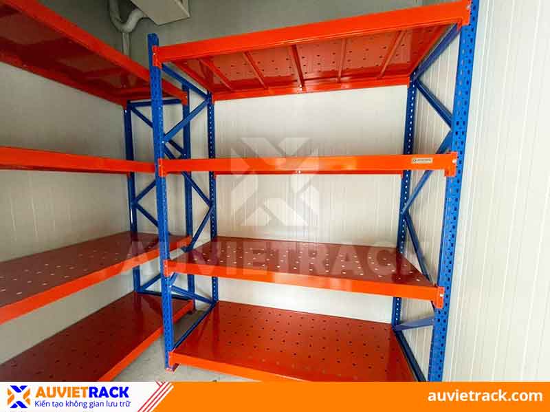Medium duty rack system in warehouse