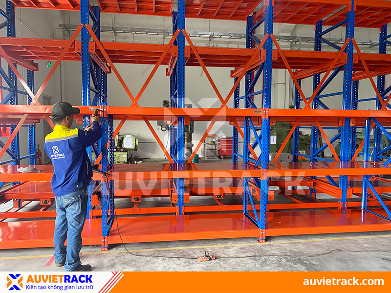 Medium duty rack can hold goods from 100-700 kg/level