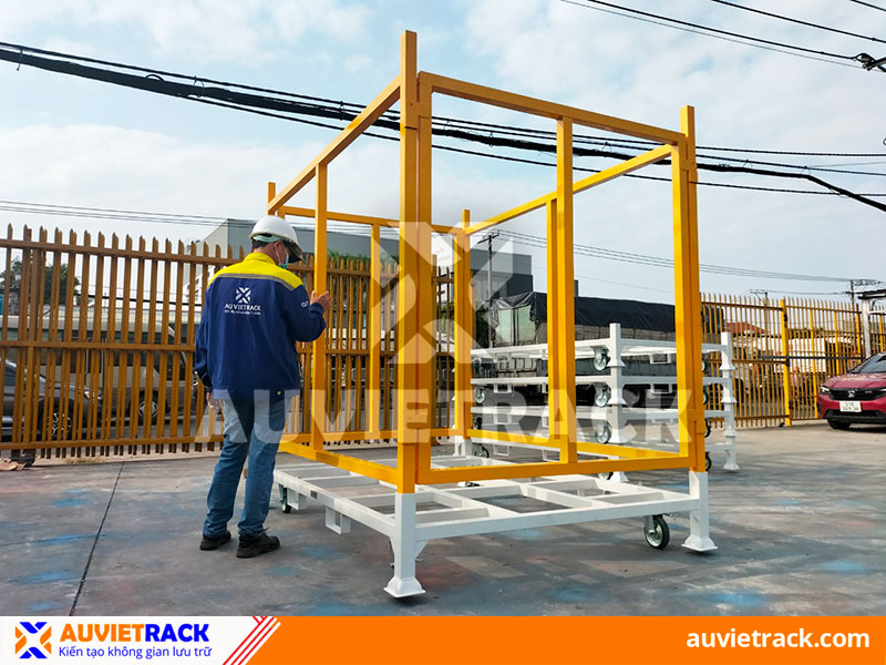 Stackable steel pallets with wheels
