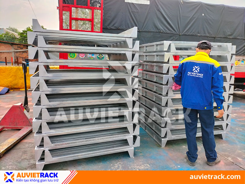 Au Viet Rack flat steel pallet en route for delivery to customersAu Viet Rack frame steel pallet en route for delivery to customers