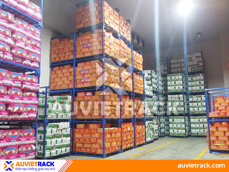 Steel pallets containing food - Au Viet Rack