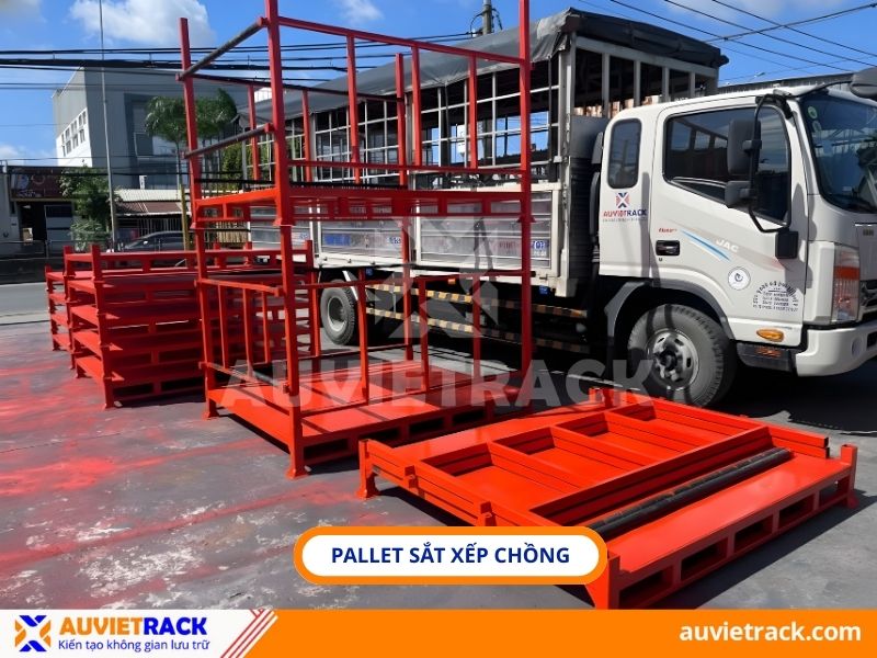 Pallet sắt xếp chồng