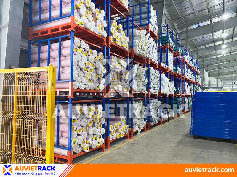 The stackable steel pallet model from Au Viet Rack are used in warehouses for storing rolled fabrics