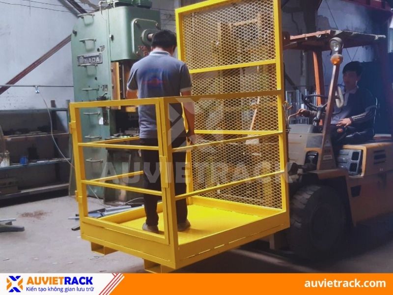 Kiểm tra lồng nâng người trước khi giao hàng