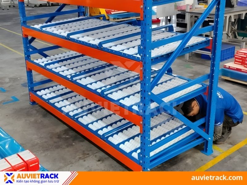 Kệ con lăn carton chứa h&agrave;ng linh kiện tại Quận 12