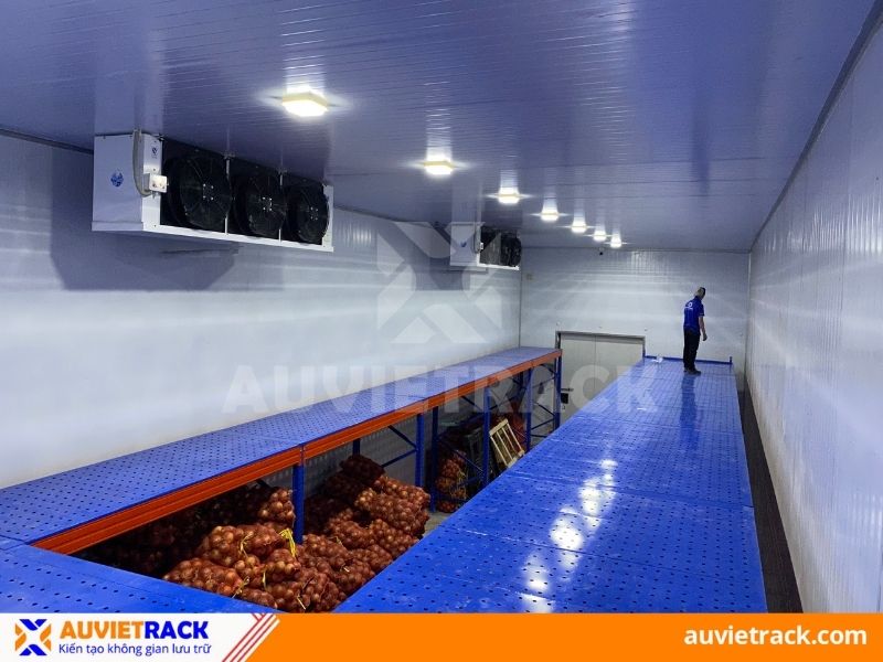 Thi công kệ sàn lót tole