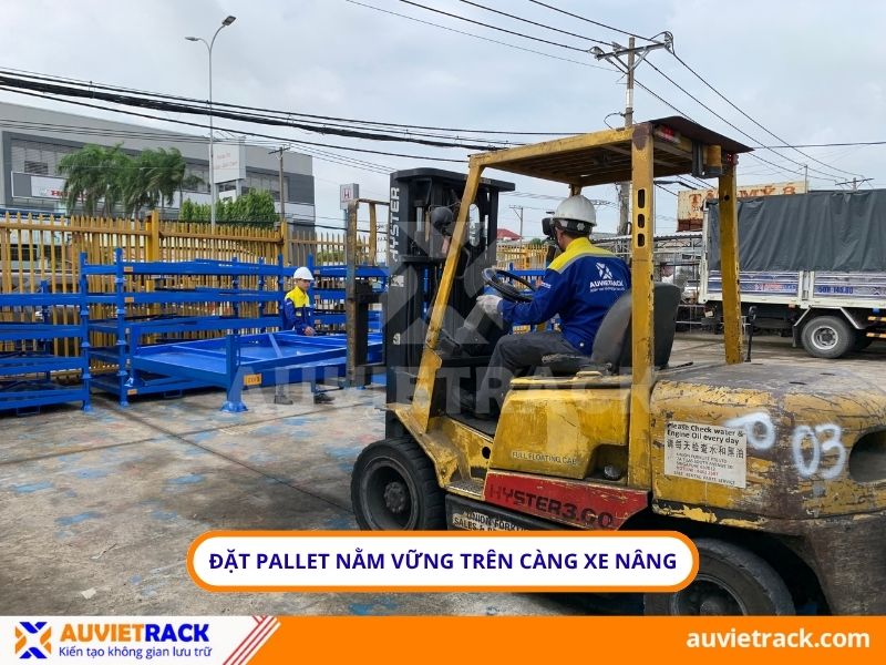 Đặt pallet nằm vững vàng trên xe nâng