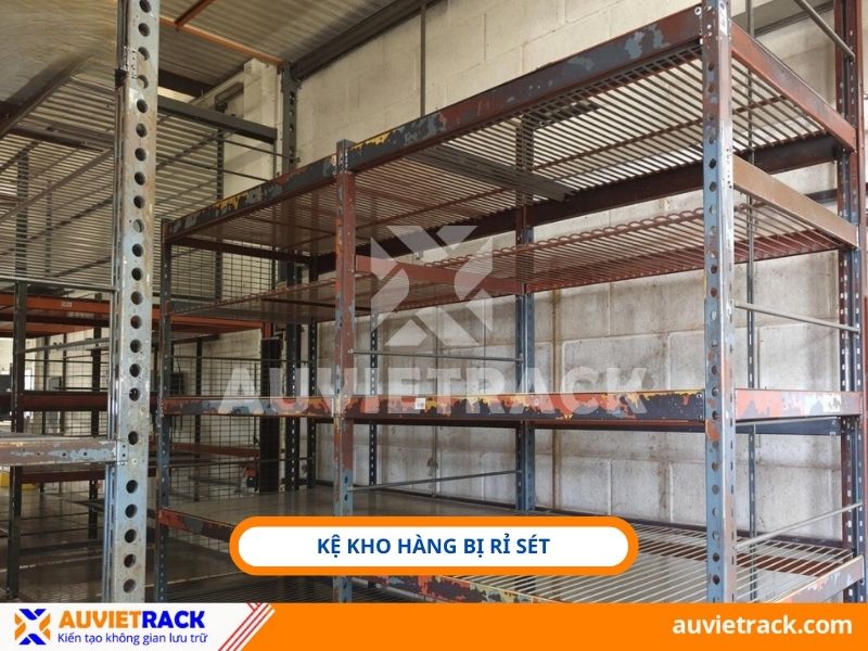 Kệ kho h&agrave;ng bị rỉ s&eacute;t