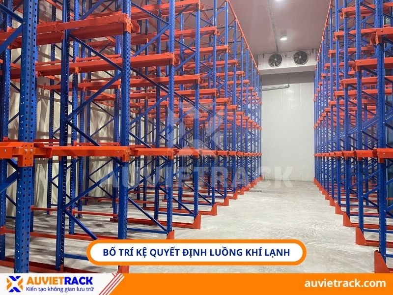 Bố tr&iacute; kệ kho lạnh đ&uacute;ng