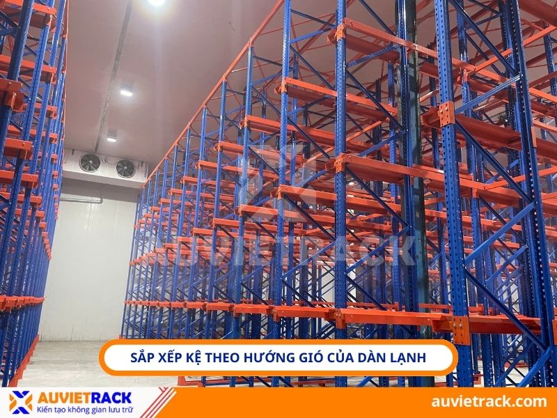 Sắp xếp kệ theo hướng gi&oacute; của d&agrave;n lạnh