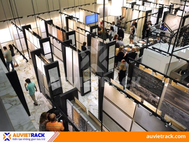 Gạch được trưng bày trên kệ giúp tăng giá trị sản phẩm, khách hàng dễ dàng xem từng mẫu