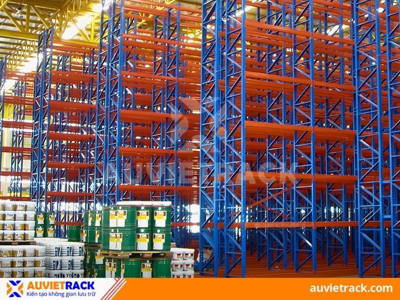 Kệ VNA tương tự kệ Selective nhưng lối đi hẹp hơn v&agrave; cần xe n&acirc;ng chuy&ecirc;n dụng