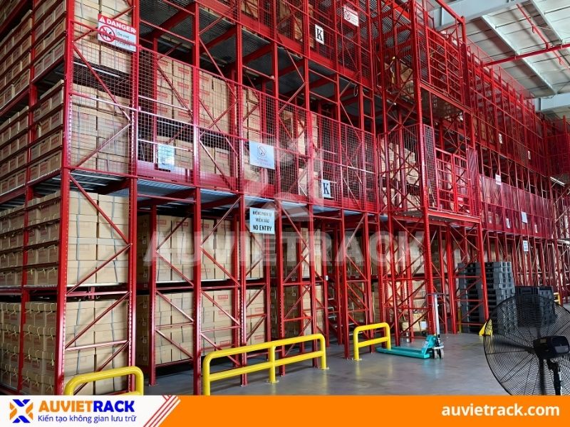 Kệ s&agrave;n thực tế