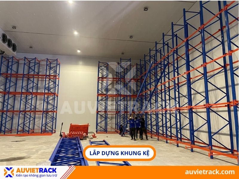 Lắp dựng khung kệ
