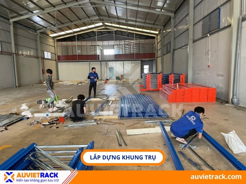 Lắp dựng khung trụ