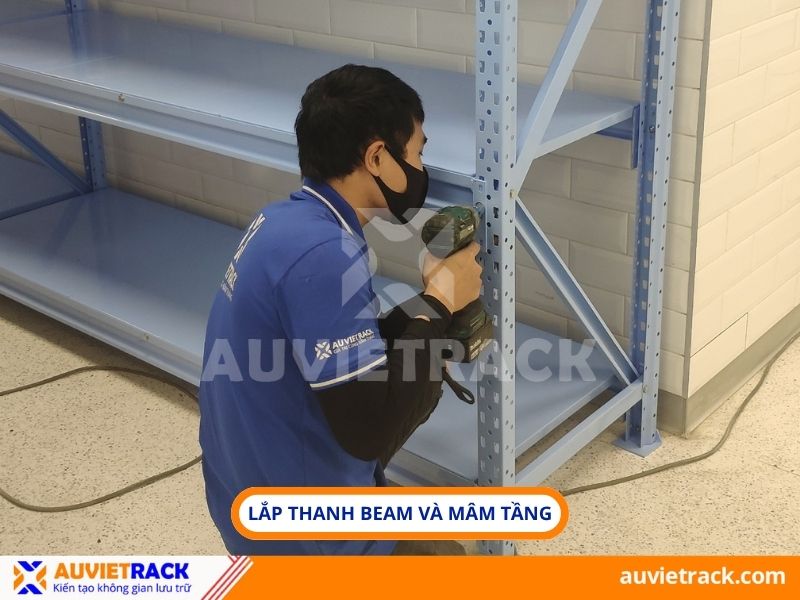 Lắp thanh beam v&agrave; m&acirc;m tầng