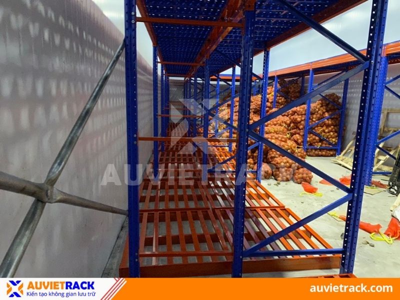 Dựng khung sàn thao tác