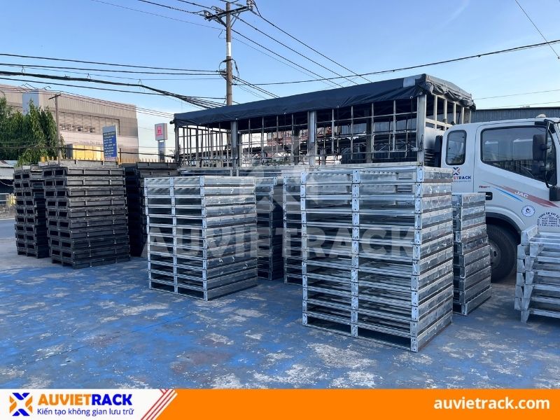 Pallet thường được dùng trong cách kho hàng, xưởng sản xuất