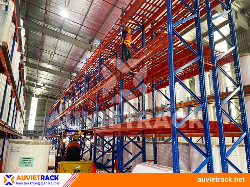 Au Viet Rack's Team Installing Selective Racking