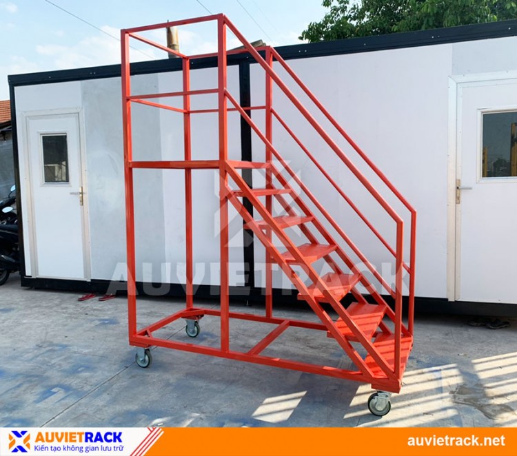 INDUSTRIAL MOBILE LADDER