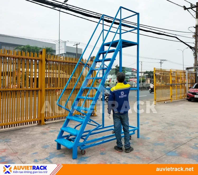 INDUSTRIAL MOBILE LADDER