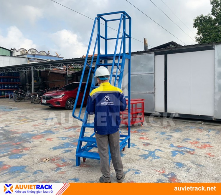 INDUSTRIAL MOBILE LADDER
