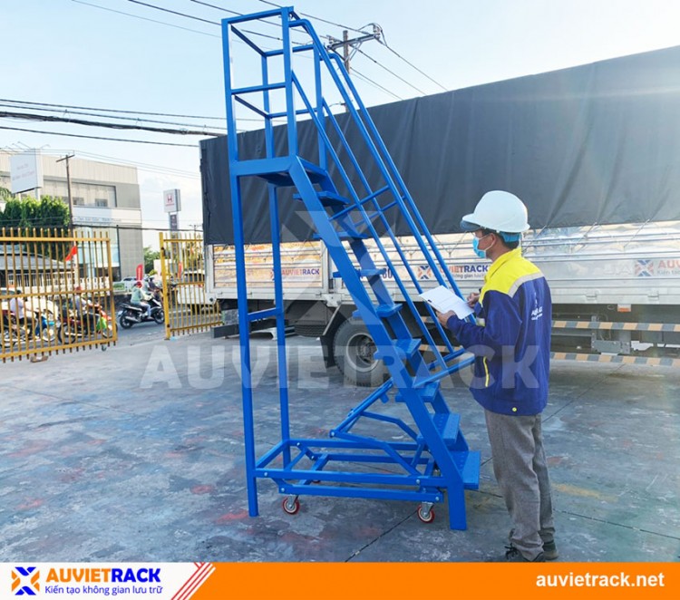 INDUSTRIAL MOBILE LADDER
