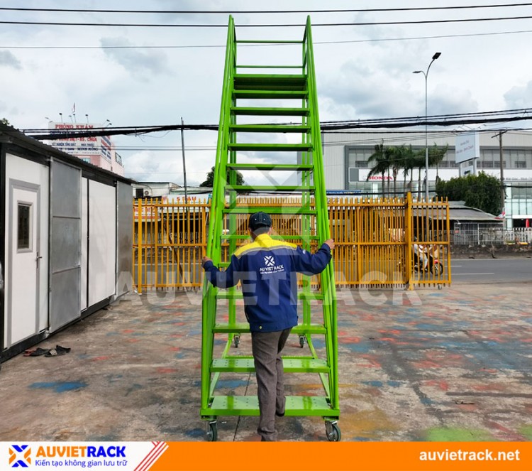 INDUSTRIAL MOBILE LADDER
