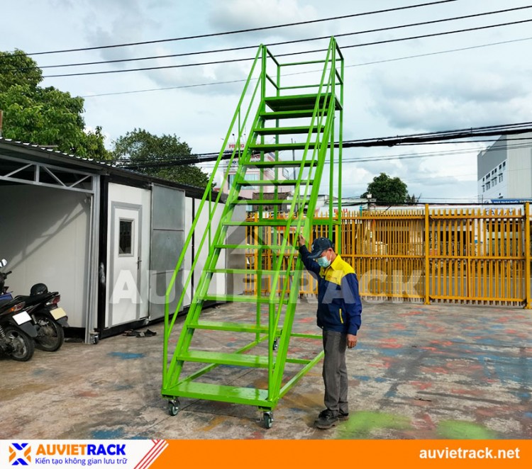 INDUSTRIAL MOBILE LADDER