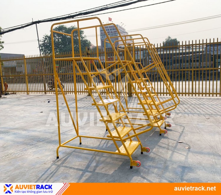 INDUSTRIAL MOBILE LADDER