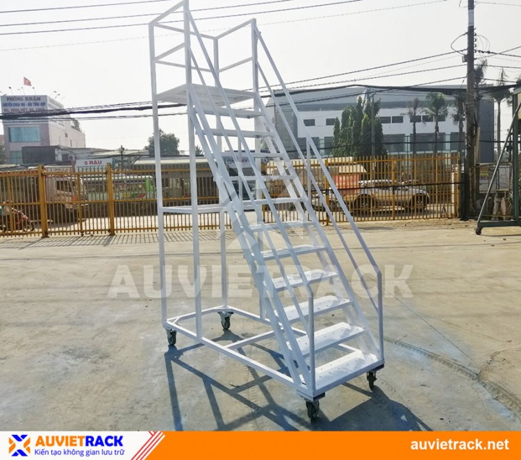 INDUSTRIAL MOBILE LADDER