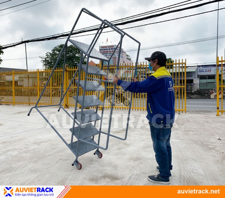 INDUSTRIAL MOBILE LADDER