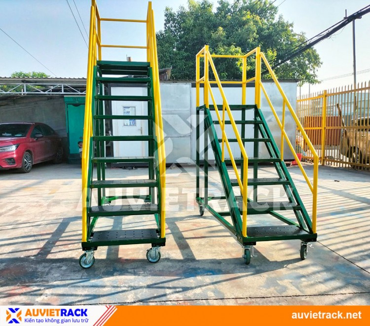 INDUSTRIAL MOBILE LADDER