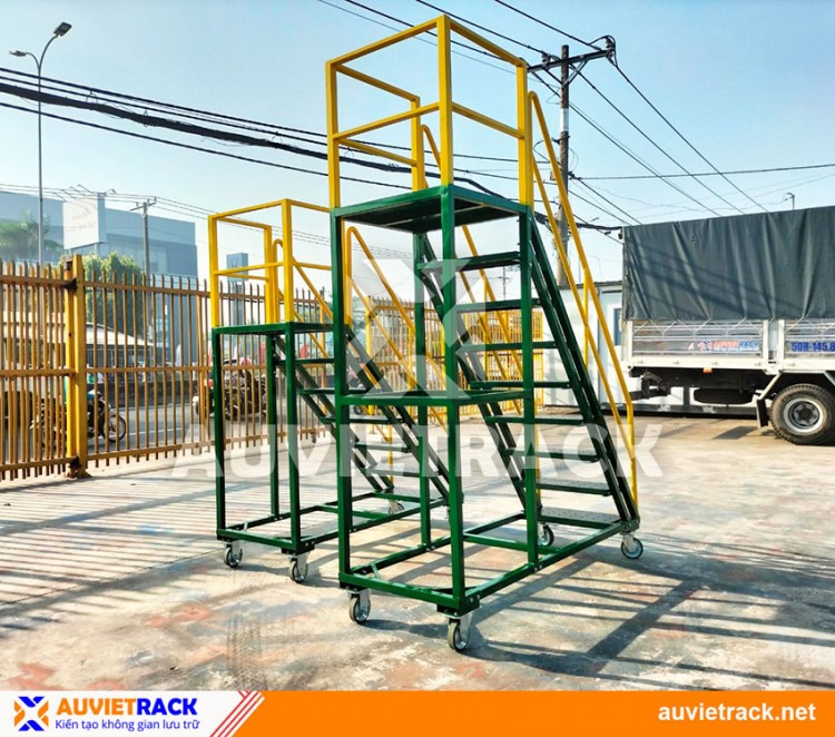 INDUSTRIAL MOBILE LADDER