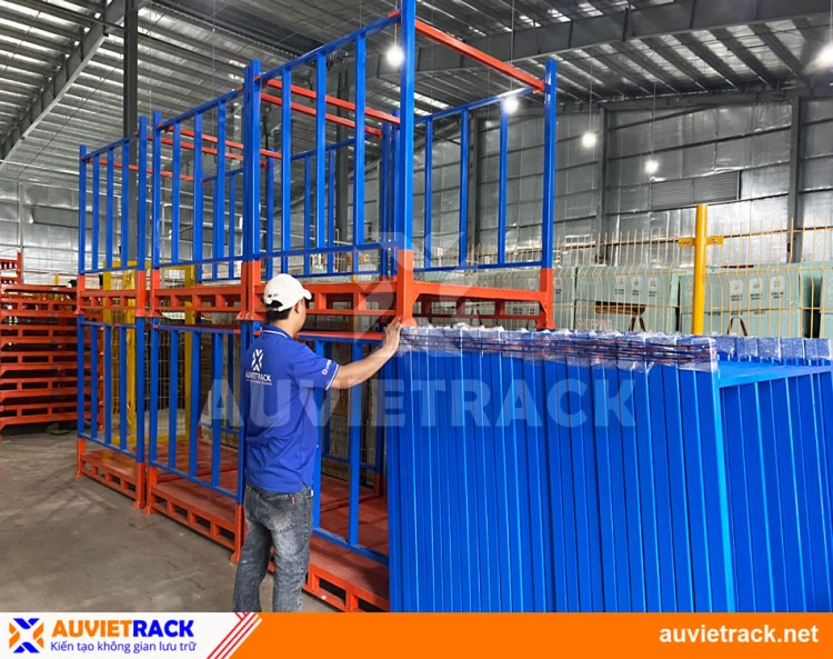 STACKABLE STEEL PALLETS FEATURE A ROBUST STRUCTURE CAPABLE OF BEARING HEAVY LOADS